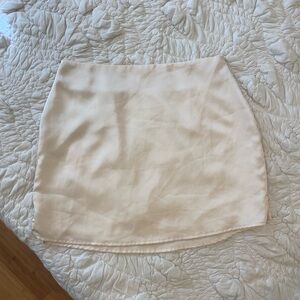 Lelis cream satin miniskirt